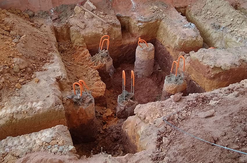 Preparação de fundações sólidas com escavação e abertura de sapatas, assegurando estabilidade.