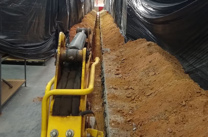 Escavação de valetas internas e externas para diversos fins com precisão e segurança.