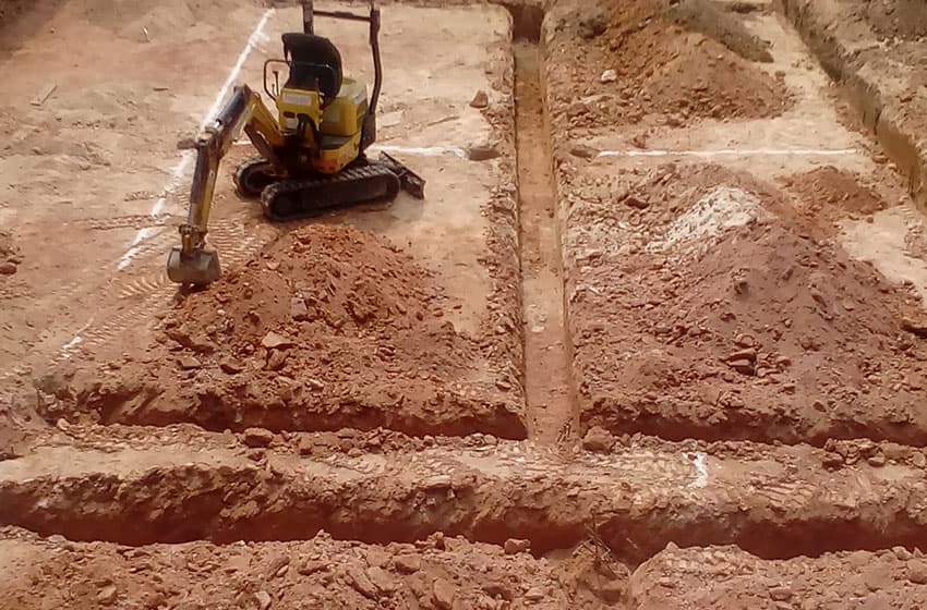 Escavação especializada para instalação de vigas baldrames, garantindo estrutura sólida.