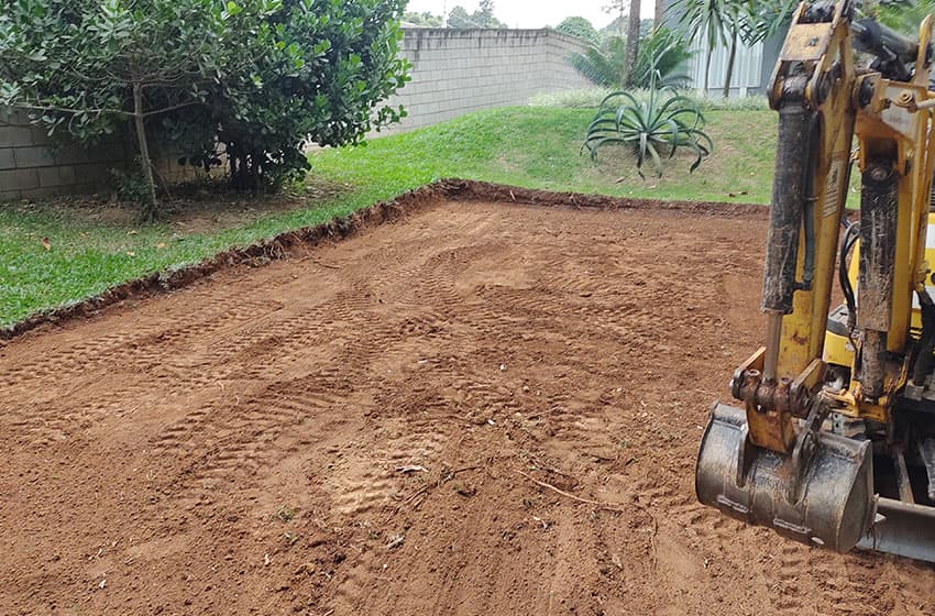 Nivelamento de terrenos com mini escavadeira, proporcionando base ideal para construção.